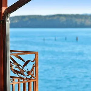 Salishan Tree House Holiday home